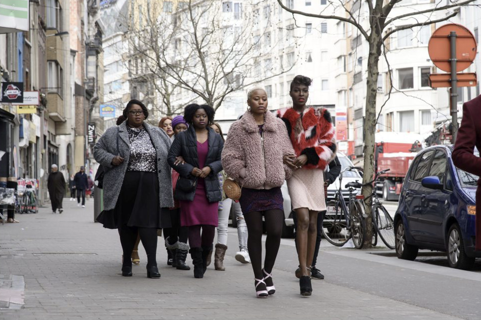 Zwarte vrouwen lopen in een groepje over straat