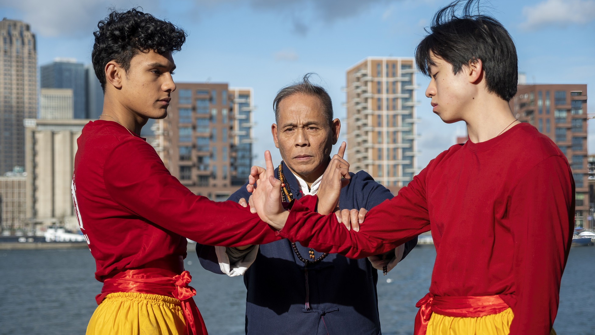 Twee kungfu leerlingen gaan de strijd aan voor hun leraar