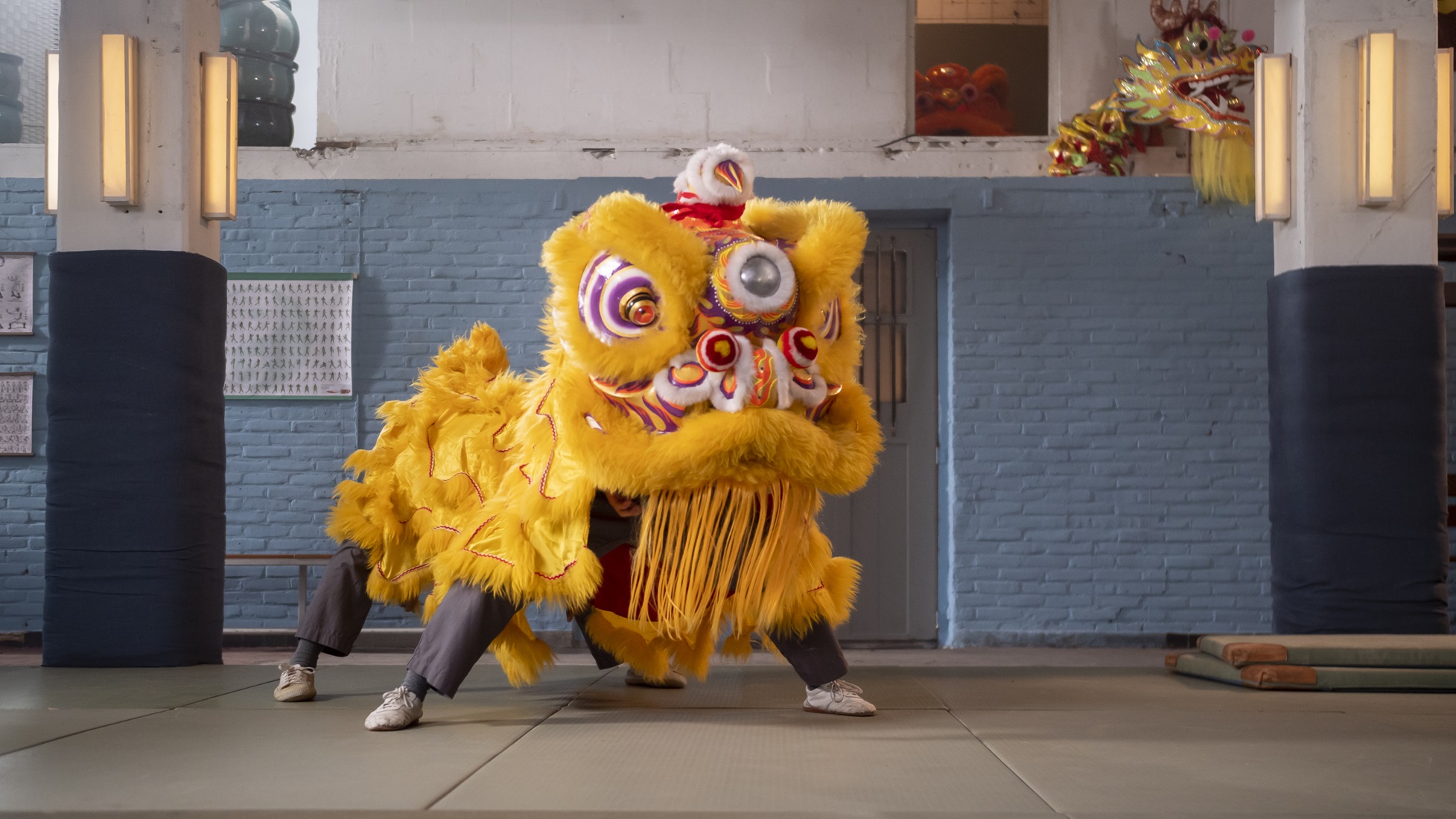 Gouden chinese leeuw danst in een grote zaal