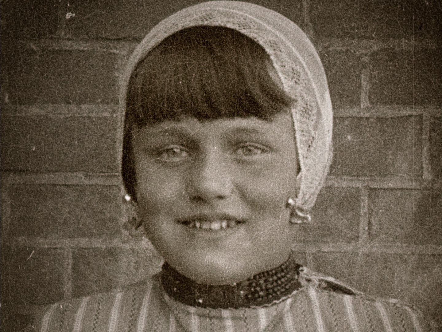 Close-up van een meisje in traditionele Nederlandse klederdracht
