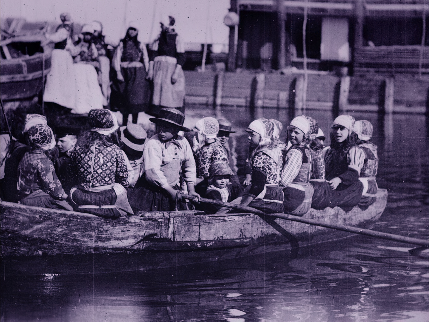 20e eeuwse foto van een groep kinderen in een roeiboot