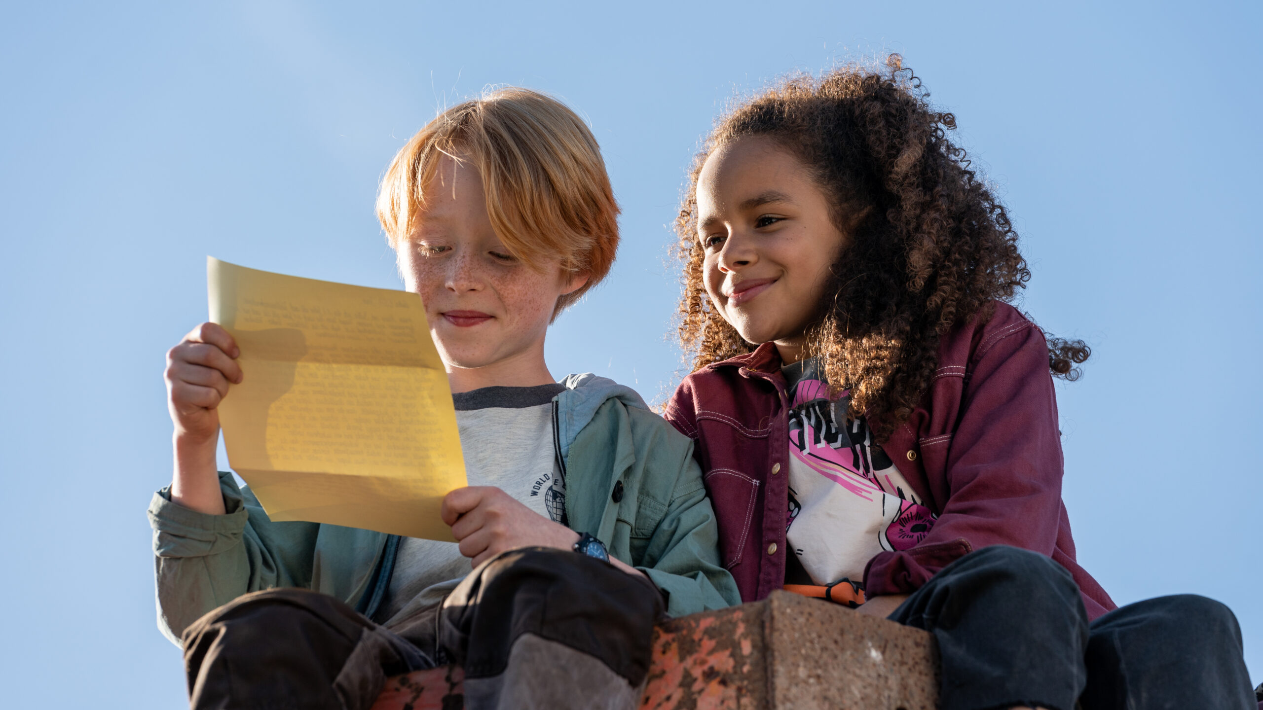 Twee kinderen lezen een brief