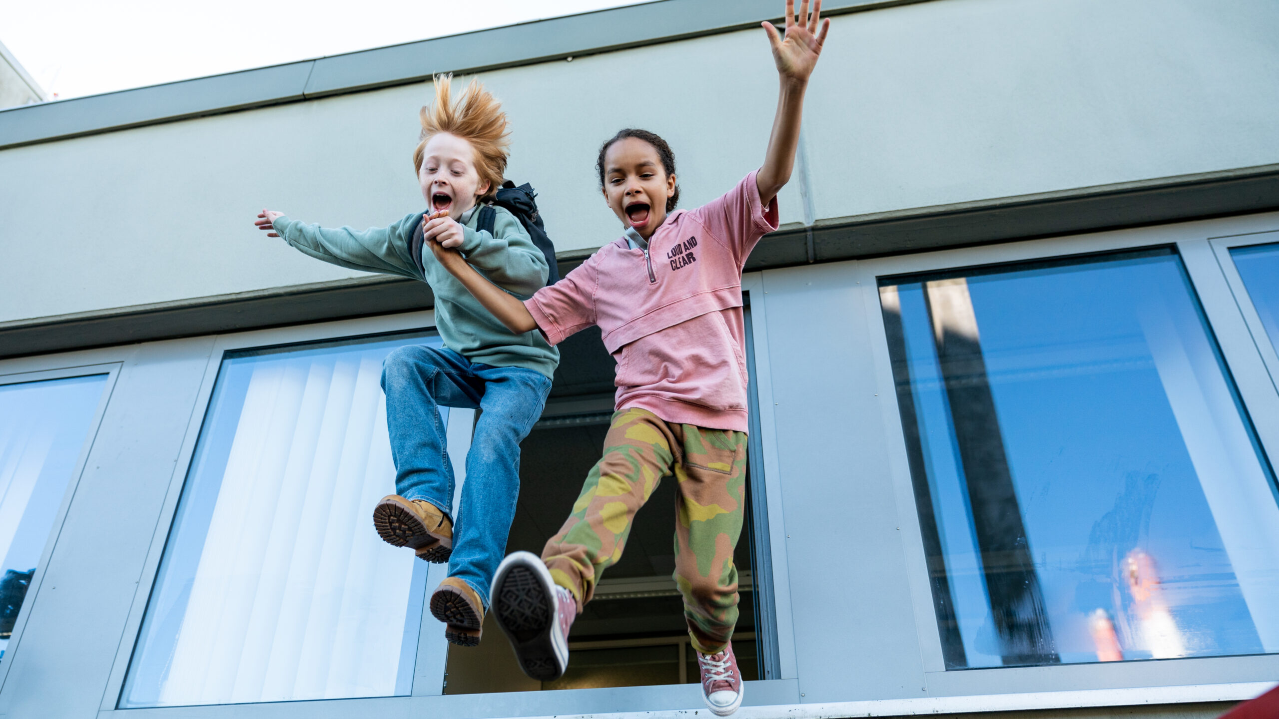 Twee kinderen springen uit het raam