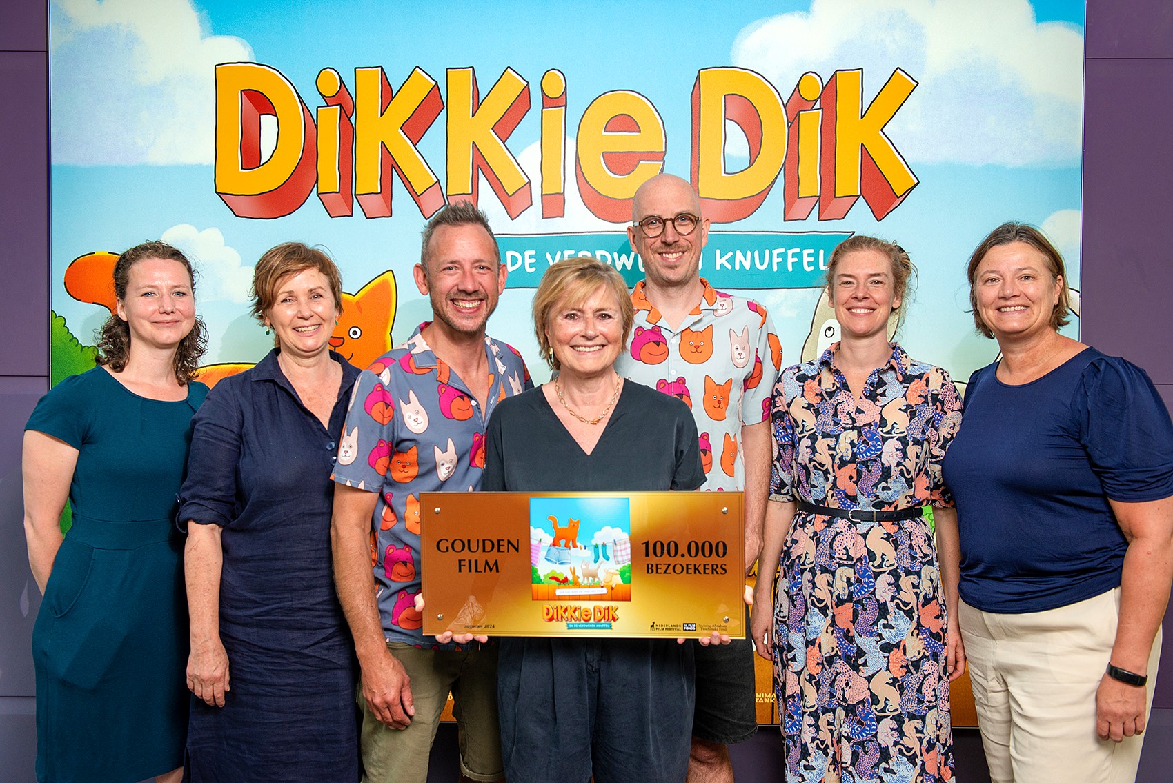 Makers Dikkie Dik houden Gouden FIlm in hun handen