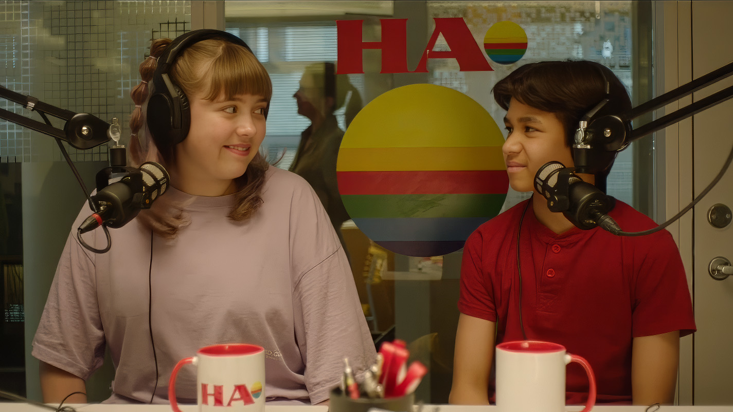 Jongen en paars monster liggen op de grond